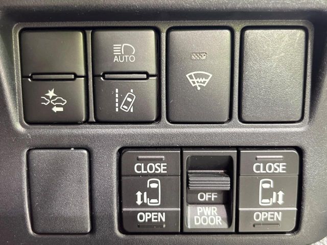【両側パワースライドドア】スマートキーや運転席のスイッチで後席両側スライドドアの開閉が可能♪電動だから力を入れてドアを開ける必要が無く、小さなお子様でも簡単に開け閉めでき快適です♪