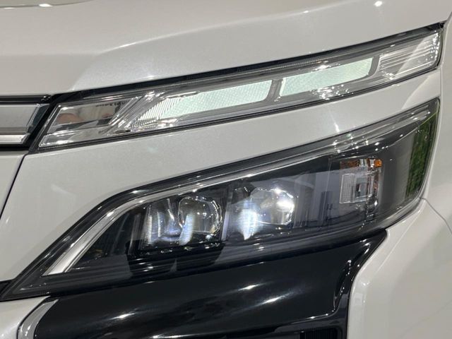 【LEDヘッドライト】悪天候や夜間走行時も良好な視界を確保し安心して運転できる高輝度LEDヘッドライトを装備！点灯速度が早く、消費電力も抑えられています。