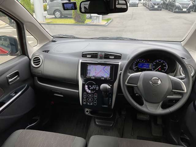 運転席からの視界が広く、隅々まではっきり見渡せます☆小物入れも多くスッキリした運転席廻り