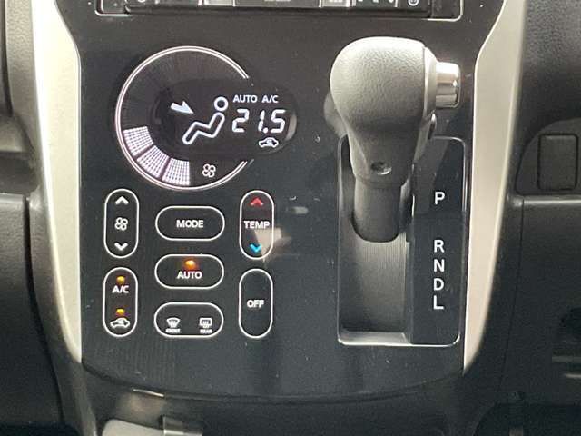 オートエアコン！おおきなアイコンでタッチしやすいパネルです。空調管理はクルマ任せで、運転を楽しみましょ♪