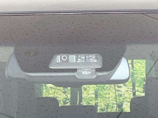 【三菱e-Assist】走行中に前方の車両等を認識し、衝突しそうな時は警報とブレーキで衝突回避と被害軽減をアシスト。より安全にドライブをお楽しみいただけます。