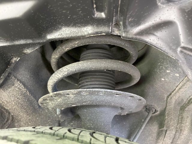 お車を安心してお乗りいただく為には、足回りの定期点検が欠かせません。サービスサポート（有償保証）では無料点検もご提供しており、安心のカーライフをお過ごしいただけるサポート体制が整っています。