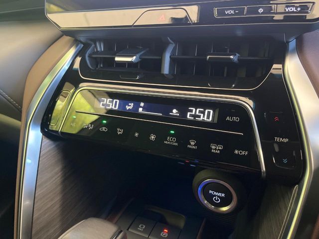 【左右独立型フルオートエアコン】運転席と助手席でそれぞれお好みの温度に設定可能。同乗者にも配慮した、快適な空調をお届け致します。