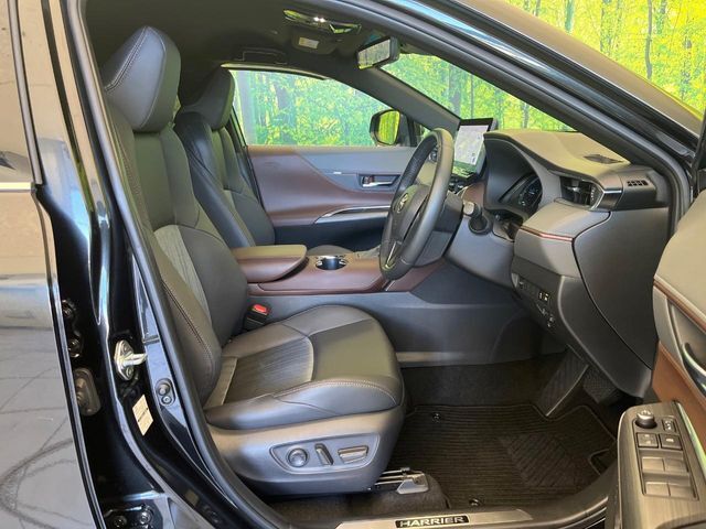 運転席シート廻りは使用感も少なく、良好な状態となっています。前オーナー様が丁寧に使っていたことがよくわかりますね。