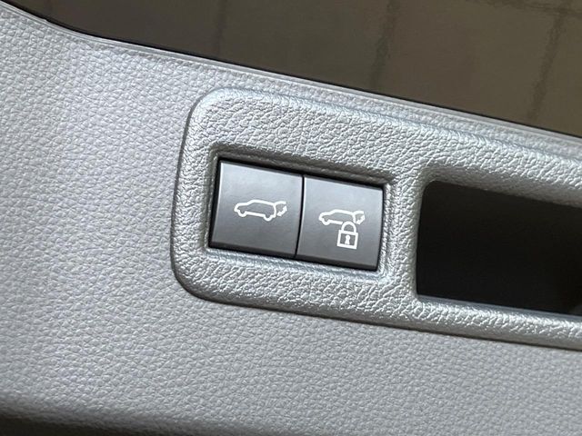 【パワーバックドア】スマートキーや運転席のボタンを押すだけでリアゲートが自動で開閉します！荷物を持っている時や、高い位置にあるバックドアを閉める際に便利な機能です♪