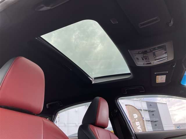 開放感あるサンルーフ。人気装備です。