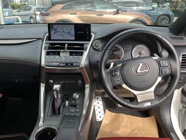 インパネ周りの写真です。操作性・視認性・質感と3拍子揃ったつくりです