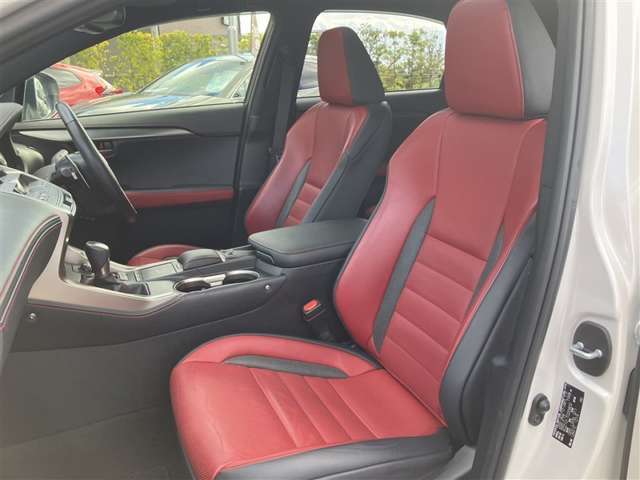 シートポジションの微調整が可能なパワーシート搭載！