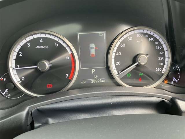 視認性の良いメ-タ-を採用しており、快適なドライブをサポ-トします。