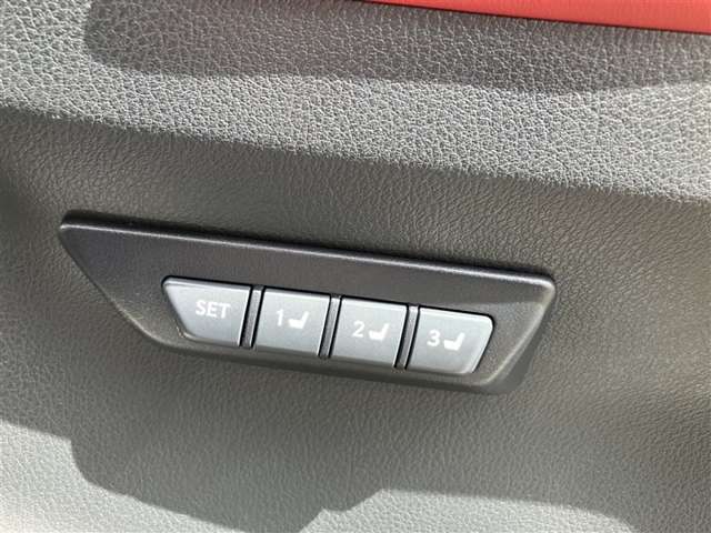 運転席は3名さま分のポジションを記憶させておく機能がございます。