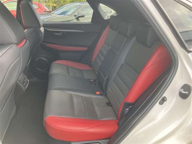 足元も頭上空間も広く快適な後席です。