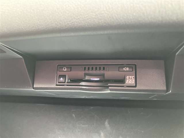 高速道路で便利な【ETC2.0】を装備しています。光ビーコン搭載で渋滞情報などナビゲーションと連動することで機能も充実いたします。他、観光施設に立ち寄るための高速料金割引サービス等もございます。