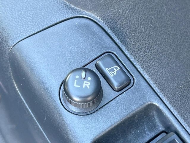 【電動格納ミラー】サイドミラーは電動格納式となっており、狭い駐車場でもキズがつくリスクを抑えられます。