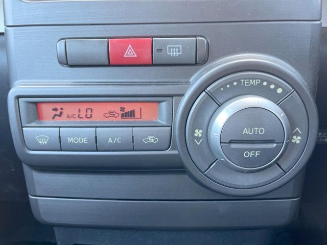 【オートエアコン】一度お好みの温度に設定すれば、車内の温度を検知し風量や温度を自動で調整。暑い…寒い…と何度もスイッチ操作をする必要はありません。快適な車内空間には必須の機能ですね♪