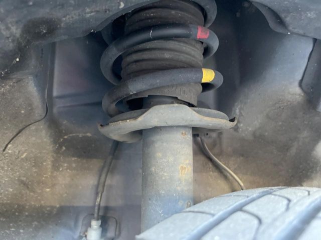 お車を安心してお乗りいただく為には、足回りの定期点検が欠かせません。サービスサポート（有償保証）では無料点検もご提供しており、安心のカーライフをお過ごしいただけるサポート体制が整っています。
