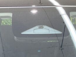 【ホンダセンシング】走行中に前方の車両等を認識し、衝突しそうな時は警報とブレーキで衝突回避と被害軽減をアシスト。より安全にドライブをお楽しみいただけます。