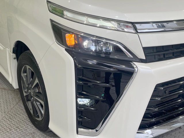 【LEDヘッドライト】悪天候や夜間走行時も良好な視界を確保し安心して運転できる高輝度LEDヘッドライトを装備！点灯速度が早く、消費電力も抑えられています。