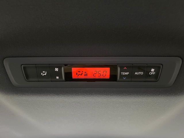 【リアオートエアコン】広い後部座席には必須の機能！風量や温度を自動で調整し前席と同様な車内環境にしてくれるリアオートエアコンを装備。夏の暑さも冬の寒さもストレスなく快適にお過ごしいただけます♪