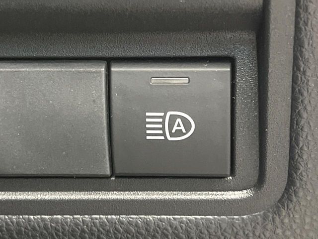 【アダプティブハイビーム】遠くまで明るく照らすハイビームを先行車や対向車に照射しない様、自動で調整！毎回手動で切り替える必要がなく、夜間走行時のストレスも軽減。安全性向上にも寄与します。