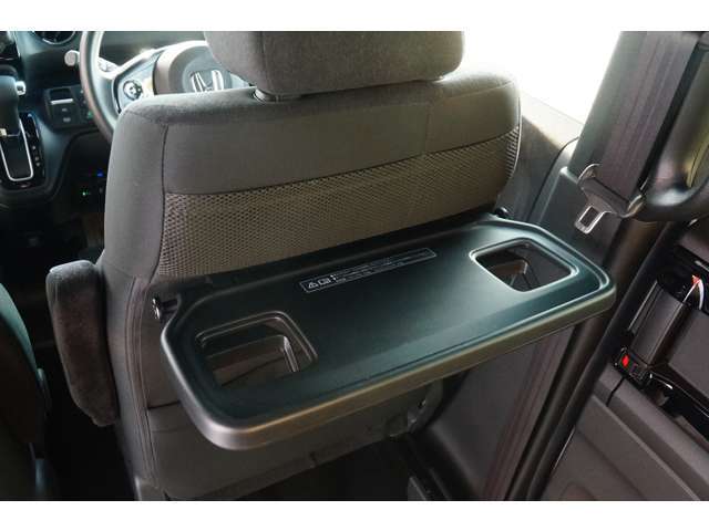 車内での食事の際に便利なシートバックテーブル。