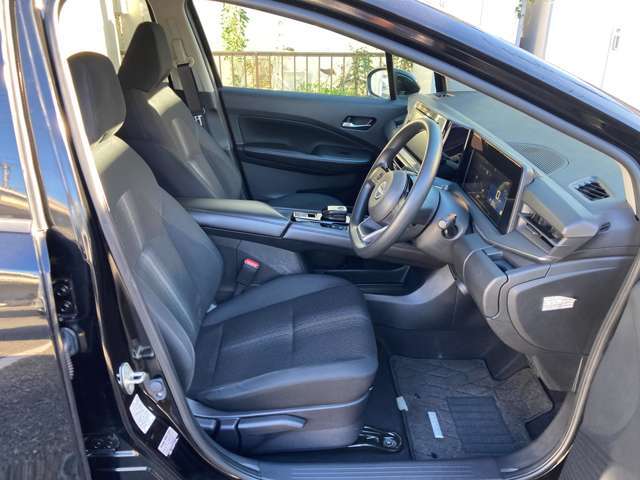 運転席もこの広さで乗り降りに便利！