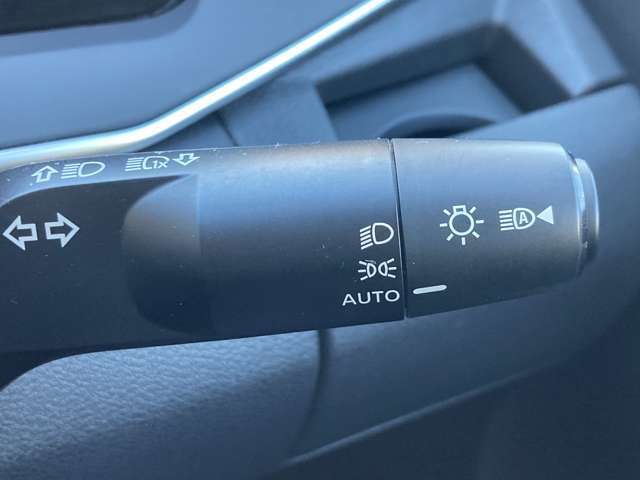 夕暮れ時やトンネルに入ると自動点灯するオートライトシステムを装備！