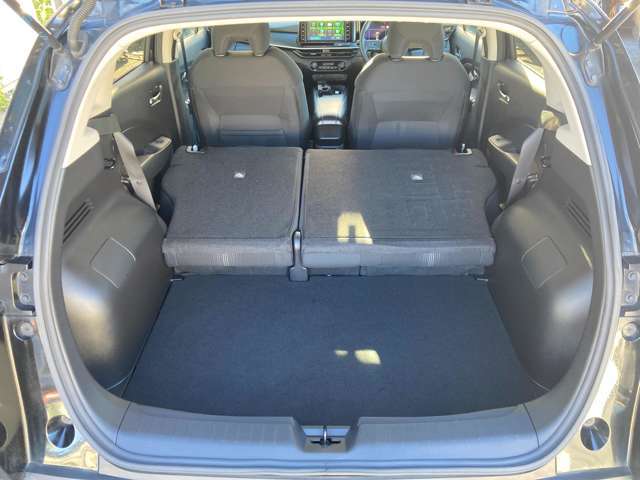 後部座席を倒せば大きなお荷物も載せる事が出来ます