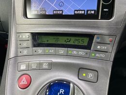 【オートエアコン】一度お好みの温度に設定すれば、車内の温度を検知し風量や温度を自動で調整。暑い…寒い…と何度もスイッチ操作をする必要はありません。快適な車内空間には必須の機能ですね♪