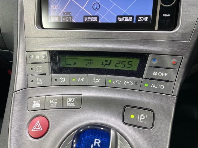 【オートエアコン】一度お好みの温度に設定すれば、車内の温度を検知し風量や温度を自動で調整。暑い…寒い…と何度もスイッチ操作をする必要はありません。快適な車内空間には必須の機能ですね♪