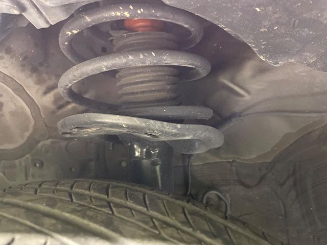 お車を安心してお乗りいただく為には、足回りの定期点検が欠かせません。サービスサポート（有償保証）では無料点検もご提供しており、安心のカーライフをお過ごしいただけるサポート体制が整っています。