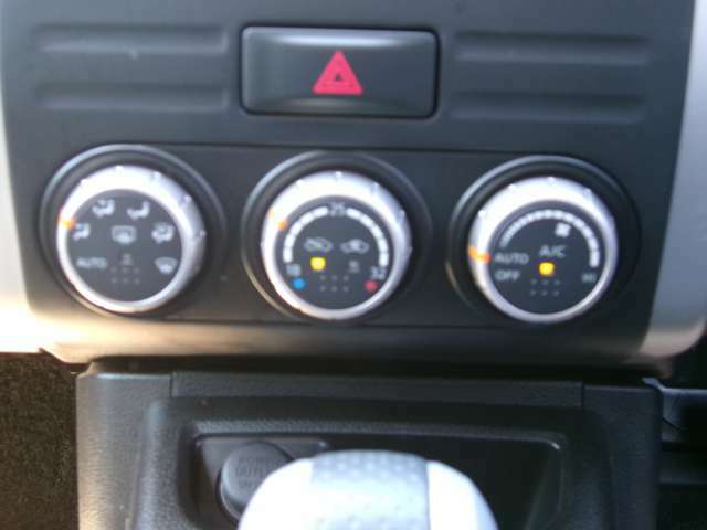 快適オートエアコン付♪設定温度をキープし車内を快適な温度に保ちます♪