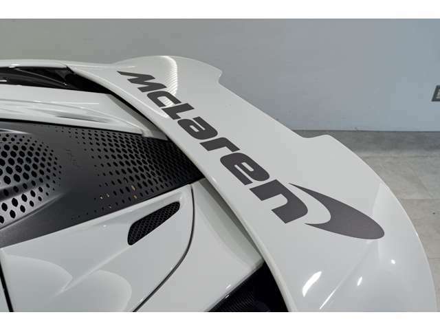 リアスポイラーにMcLarenロゴがあしらわれております。