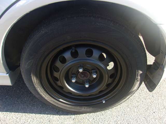 リヤのタイヤです。フロント同様、タイヤは4本共に残り溝も有り、まだまだご使用して頂けます！