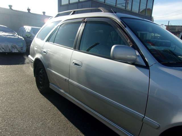 外装には目立つようなヘコミ、ガリ傷も無く、程度良好な状態です！ワンオーナー、禁煙車の走行距離も49000キロの実走行車になります！