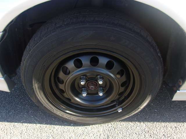 フロントのタイヤです。タイヤは4本共に残り溝も有り、まだまだご使用して頂けます！