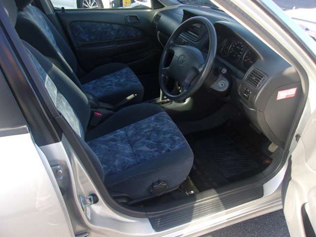 ここから、室内のご案内です！内装も使用状態が良く、気になる匂いや汚れ等も無い綺麗な状態が維持されております。