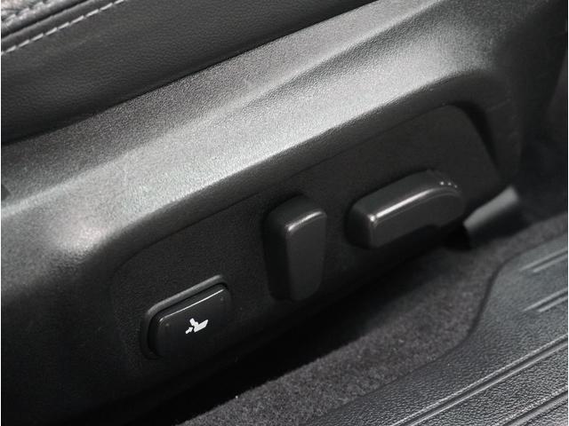 ”電動シートを装備。お客様に安全に運転頂けるよう座席の位置、座面の上げ下げやリクライニングの加減も細やかな設定を可能にしました。”