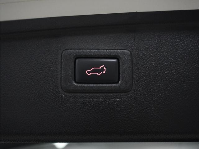 ”ボタンを押せば、リヤゲートが開閉するスイッチです。両手が荷物でふさがっていても、スイッチを押せば自動で動きます。”