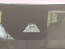 【インテリジェントエマージェンシーブレーキ】フロントカメラで前方の車両や歩行者を検知。衝突しそうな時は衝突被害軽減ブレーキが作動、衝突回避をサポート。より安全にドライブをお楽しみいただけます。