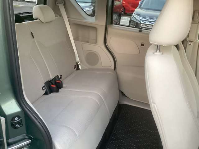 左右分割でのスライド＆リクライニングができるリヤシート♪足を組んでもラクラク座れます！