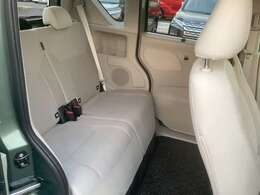 左右分割でのスライド＆リクライニングができるリヤシート♪足を組んでもラクラク座れます！