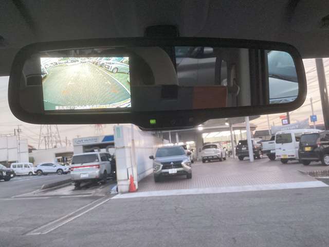 リヤビューモニター付ルームミラー装備！シフトを「R（後退）」に入れると、車両後方の映像をルームミラーに表示。後退時のステアリング操作の目安となるラインも表示し車庫入れをサポートします。
