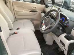 大きなベンチシートで足元もヒロビロ■大型シートで座り心地は快適♪中央にはアームレストが付いてゆったりドライブ♪　シートヒーター（運転席＆助手席）装備(*^-^*)