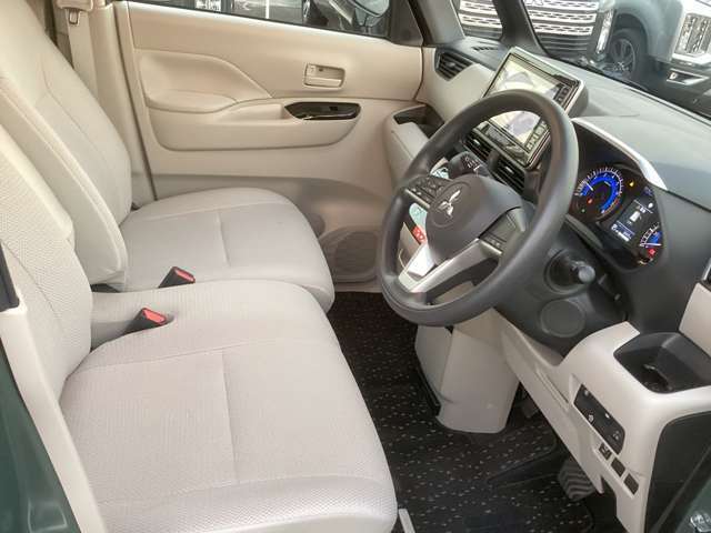 大きなベンチシートで足元もヒロビロ■大型シートで座り心地は快適♪中央にはアームレストが付いてゆったりドライブ♪　シートヒーター（運転席＆助手席）装備(*^-^*)