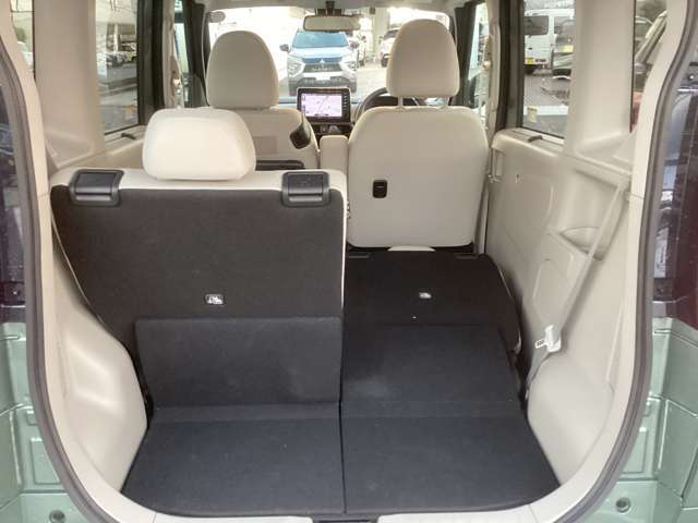 リヤシートを分割して倒せますので、工夫次第で色々な荷物が積めます。