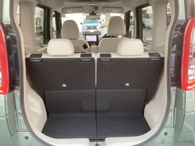 ラゲッジアンダーボックス付きラゲッジルーム/パンク応急修理キット（スペアタイヤ・ジャッキはありません）