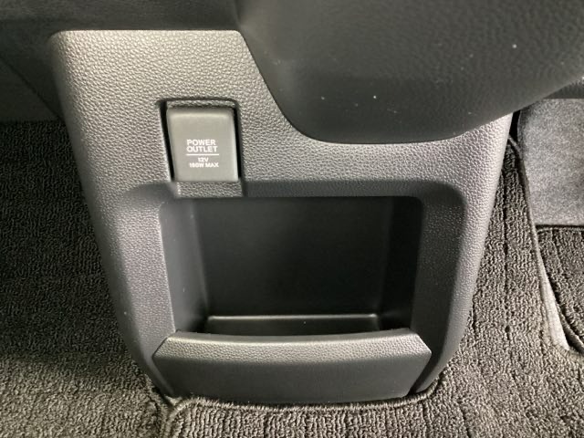 アクセサリーソケットはUSBのアダプターなどをつければ、スマホの充電にも使えます。周辺には物が置けるボックスがついています。