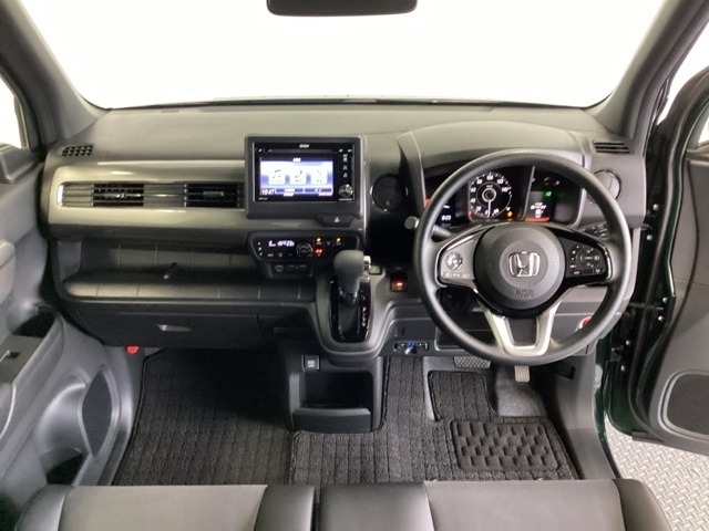 車内は光触媒抗菌消臭施工済です。インパネ周りはスタイリッシュなデザインです。グローブボックスやカップホルダーのほかにトレーなどたくさんの収納スペースが付いています。