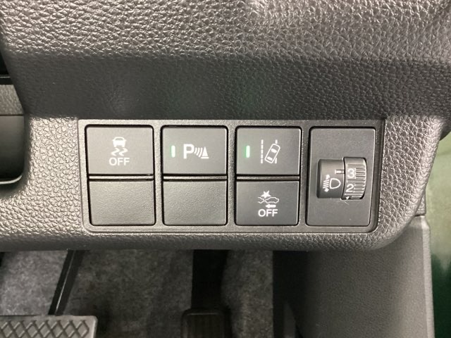 ハンドルの右側にはヘットライトリベライザーとHondaセンシング用のメインスイッチなどがついています。ヘッドライトリベライザーは道路状況や積荷の加重に応じてライトの高さを調節できます。