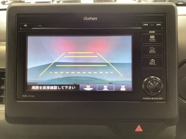 バックでの車庫入れも安心です！リアカメラが付いているバックモニター付のディスプレイオーディオを装備しております。操作線もついており距離感も画面から確認できます。
